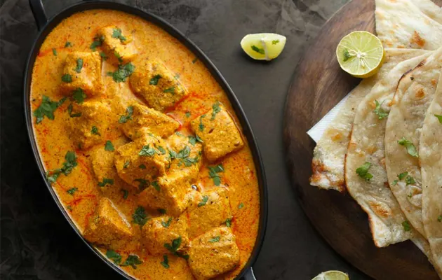 Paneer curry with naan and lime